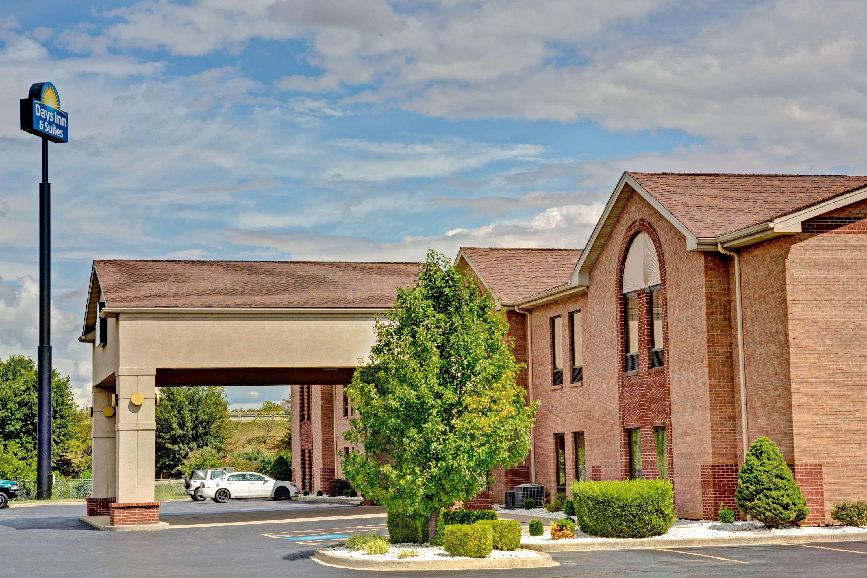 Days Inn & Suites By Wyndham Louisville Sw Exterior photo